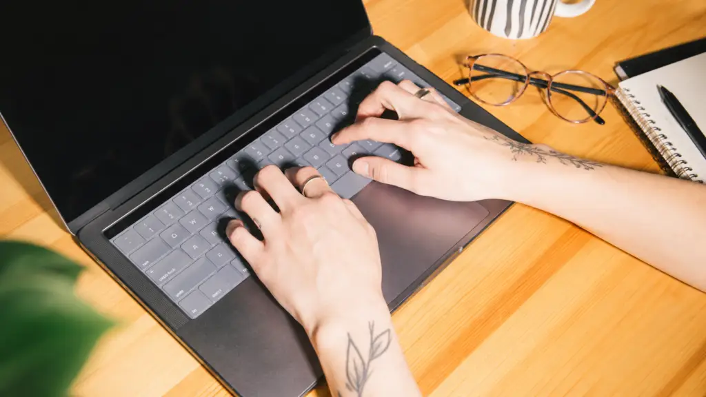 HR-professional werkt aan de inrichting van een gestructureerd HR-beleid